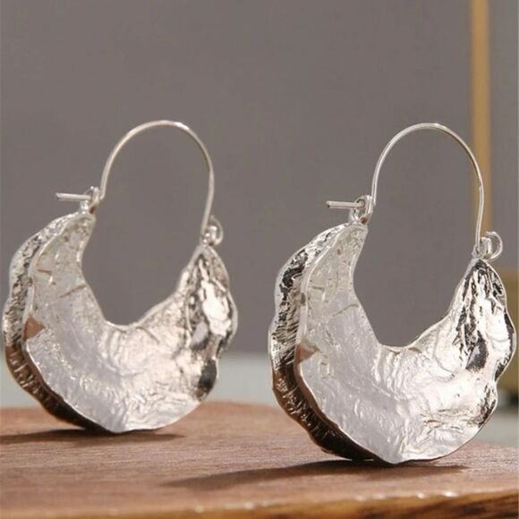🔅🆕🔅✨BoHo Folded Silver Hammered Drop Hoop Earrings✨ - Picture 5 of 13